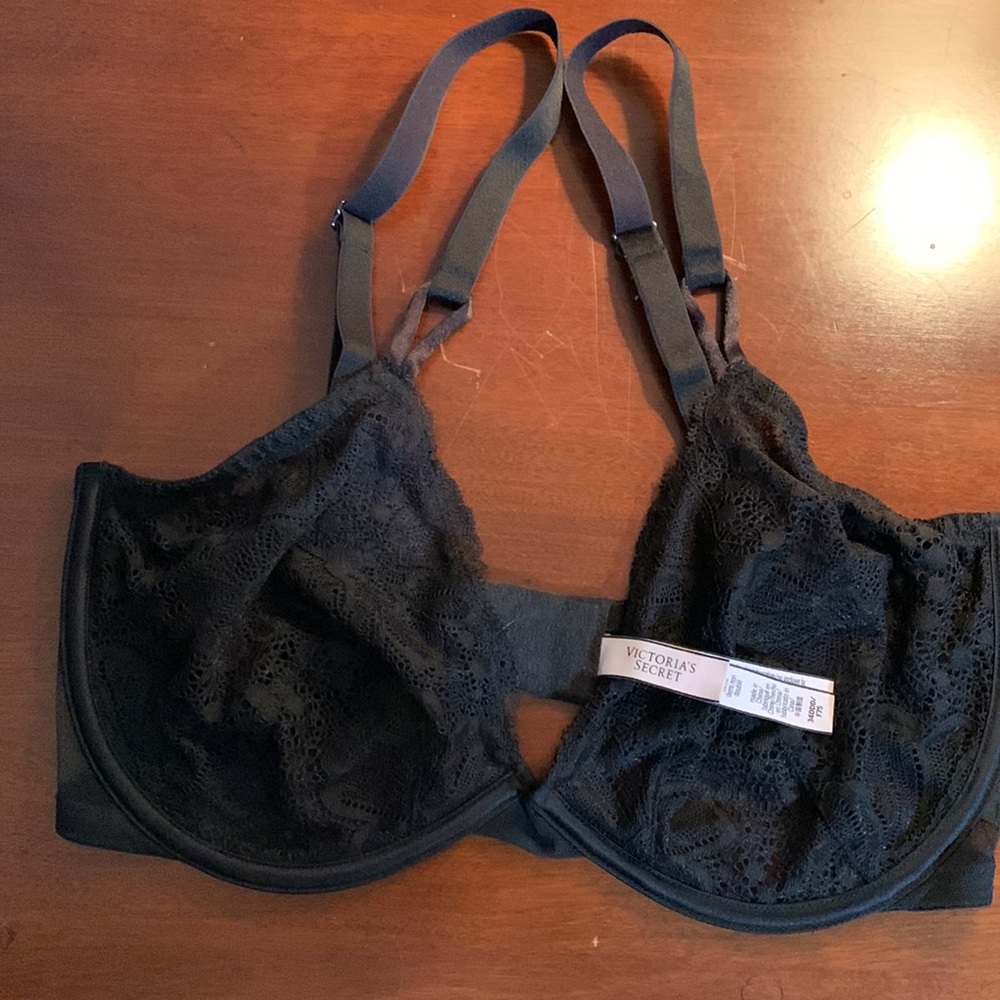 Three Victoria Secret lace bras - Picture 7 of 9